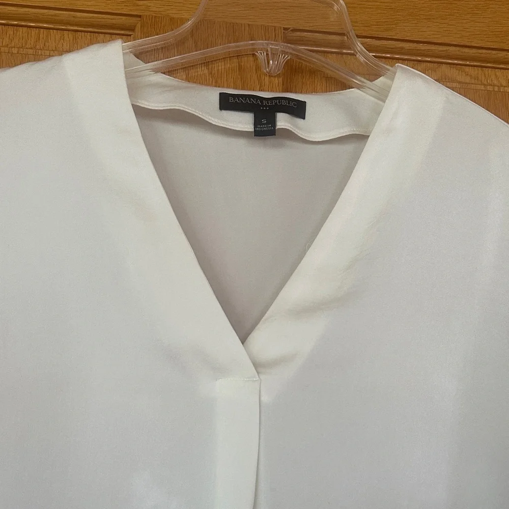 Banana Republic Cream V-Neck Blouse - Picture 2 of 3